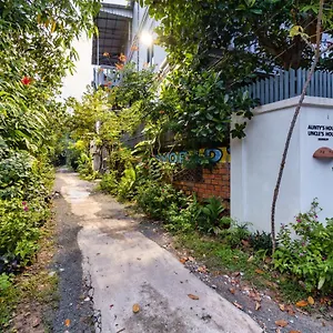 Homestay Aunty's House *
