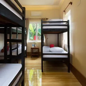 Emily And Nana Hotel 2*